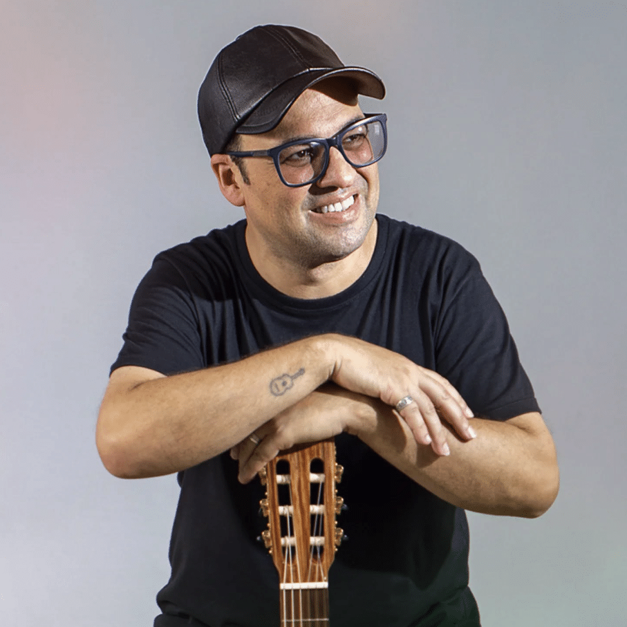 Cantor Marcello Dornelles em "Voz & Violão", Duo ou Banda