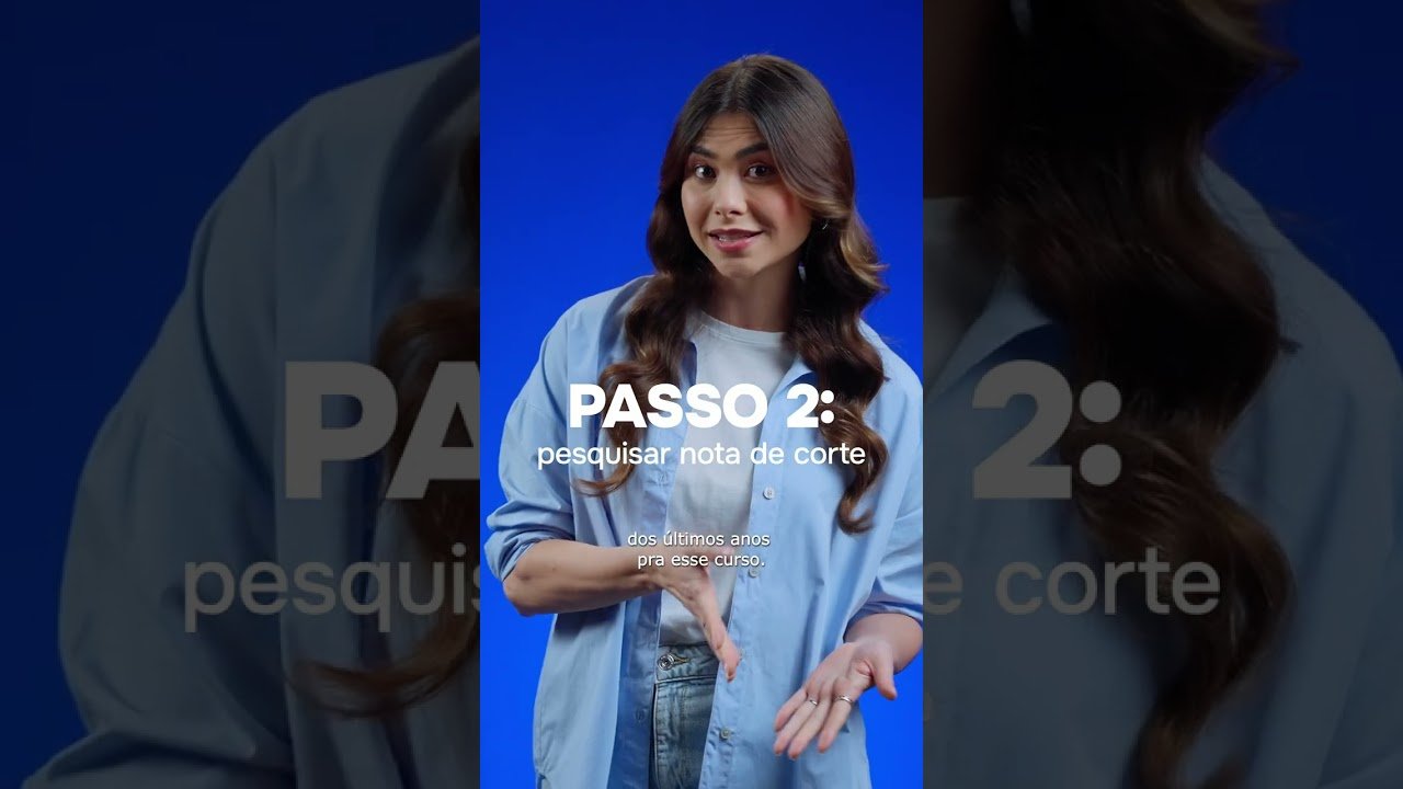 Woman demonstrating a tutorial step with Portuguese text on a blue background.